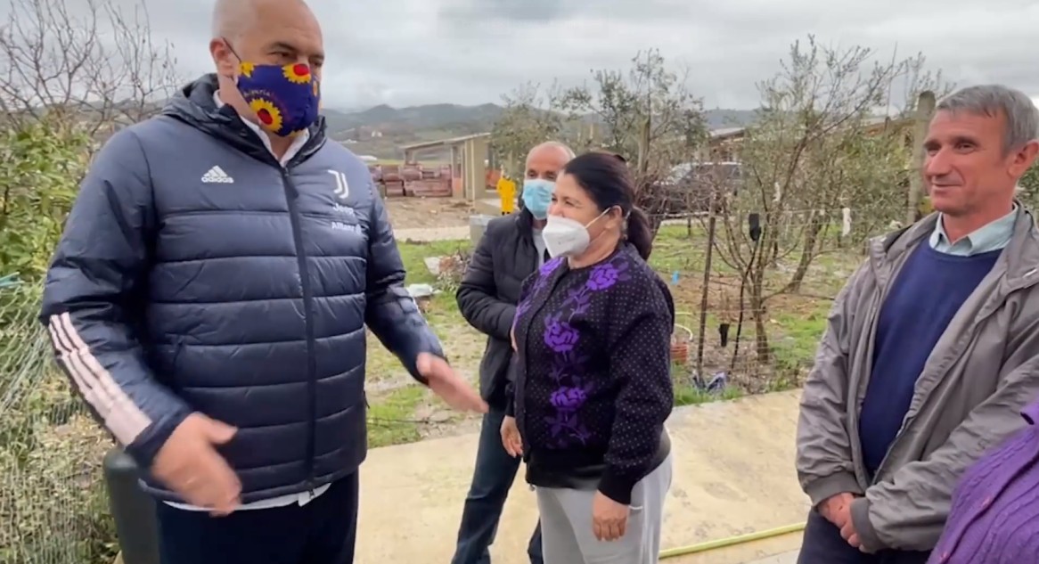 VIDEO/Rama tallet me gruan në Ndroq në sy të burrit: Demin do ta sjellim për lopën jo për ty, banorja: Le ta marr Covidin prej teje