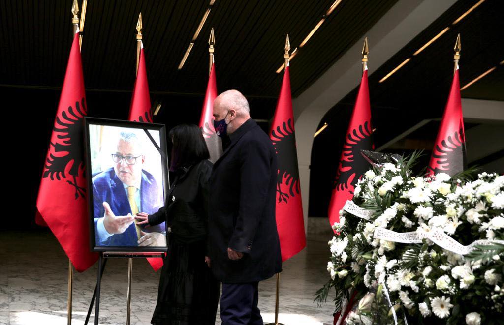 Rama me të shoqen bëjnë homazhe në nder të Bashkim Finos