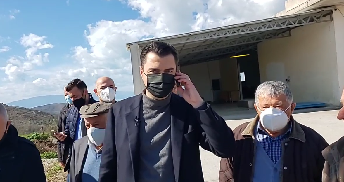 VIDEO/Basha i merr telefonin vlonjatit dhe flet me gruan e tij: Ma jep mua! Thëllëzë, si je? Ta kam kapur për dore burrin