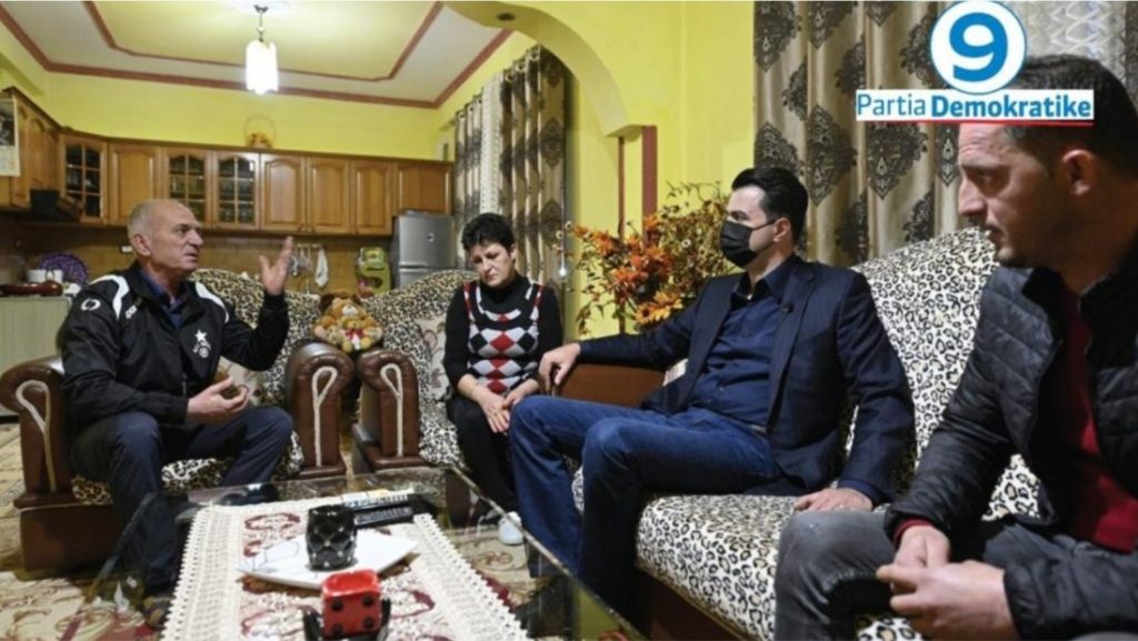 VIDEO-Durrës/Familja ‘socialiste’ e zhgënjyer nga Rama, Basha i shkon në shtëpi:  Më 25 prill votoni ndryshimin