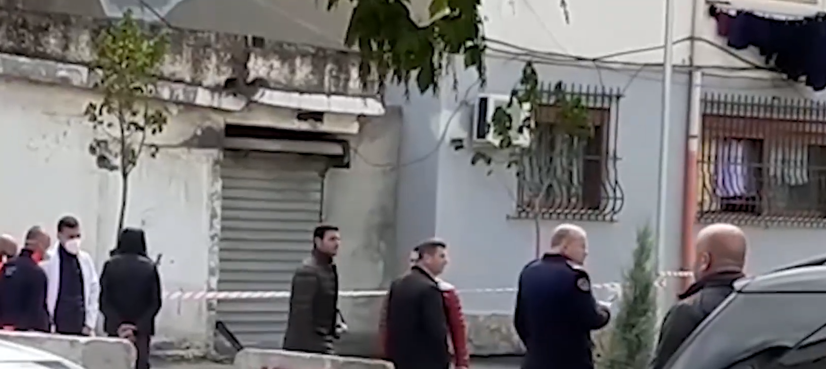 VIDEO-Vrasja e Pjerin Xhuvanit/Shikoni momentin e tmerrit në Elbasan, krisma armësh dhe njerëz që largohen me vrap