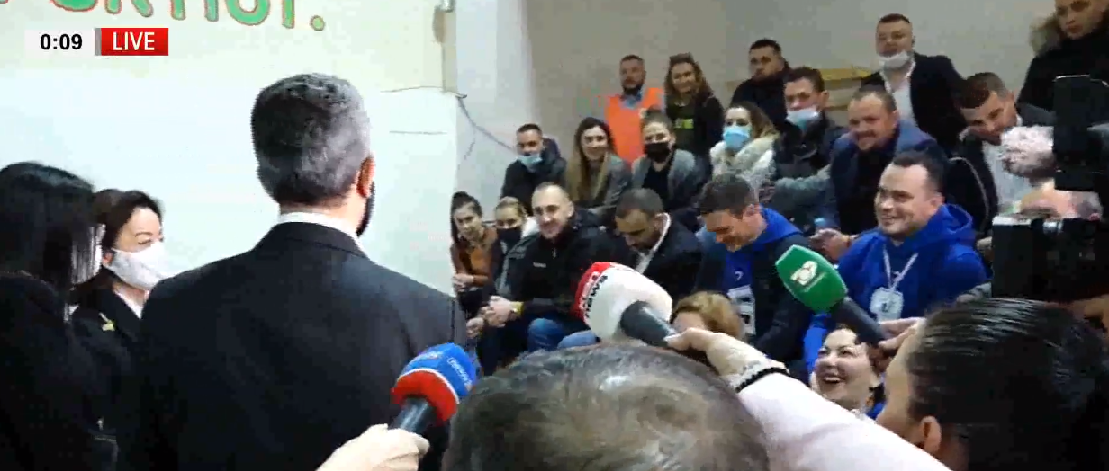 VIDEO/Yuri Kim zbarkon në qendrën e ‘Vasil Shantos’/ U jep urdhër të prerë numëruesve të PD-së:  Ndërroni bluzat me numrin 9