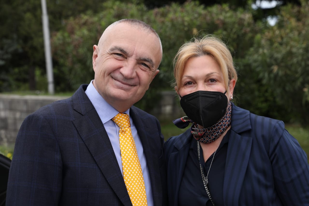 Ilir Meta gjen gjen tek varrezat e Dëshmorëve, mbesën e Qemal Stafës