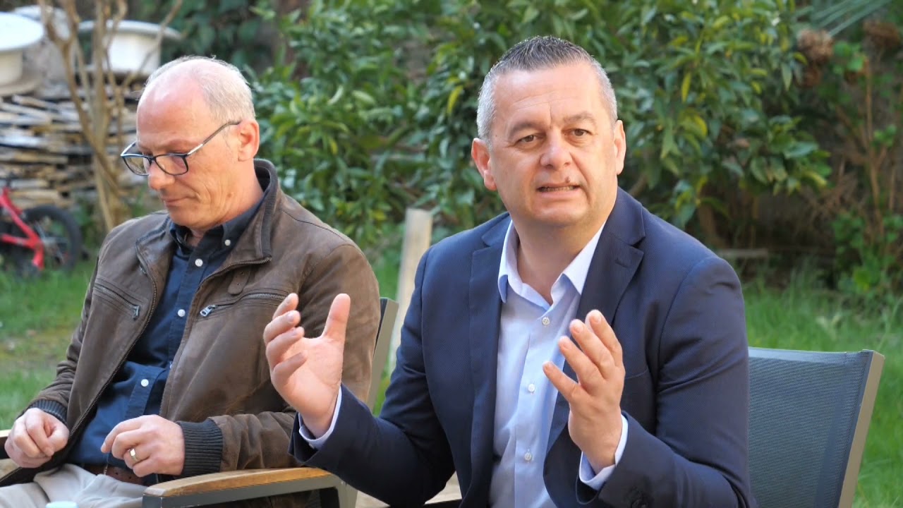 Deputeti demokrat kërcënon gazetarin/ E merr në telefon, e shan dhe ofendon nga familja