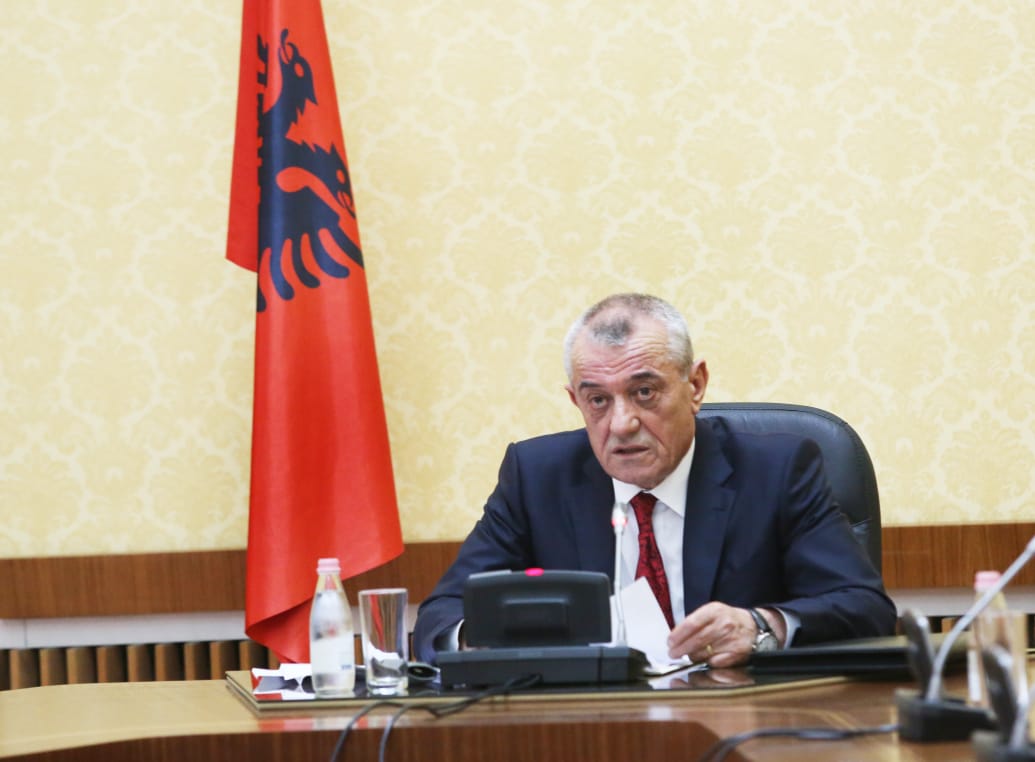 Vendimi/Gramoz Ruçi përzë gazetarët nga kryesia e Kuvendit