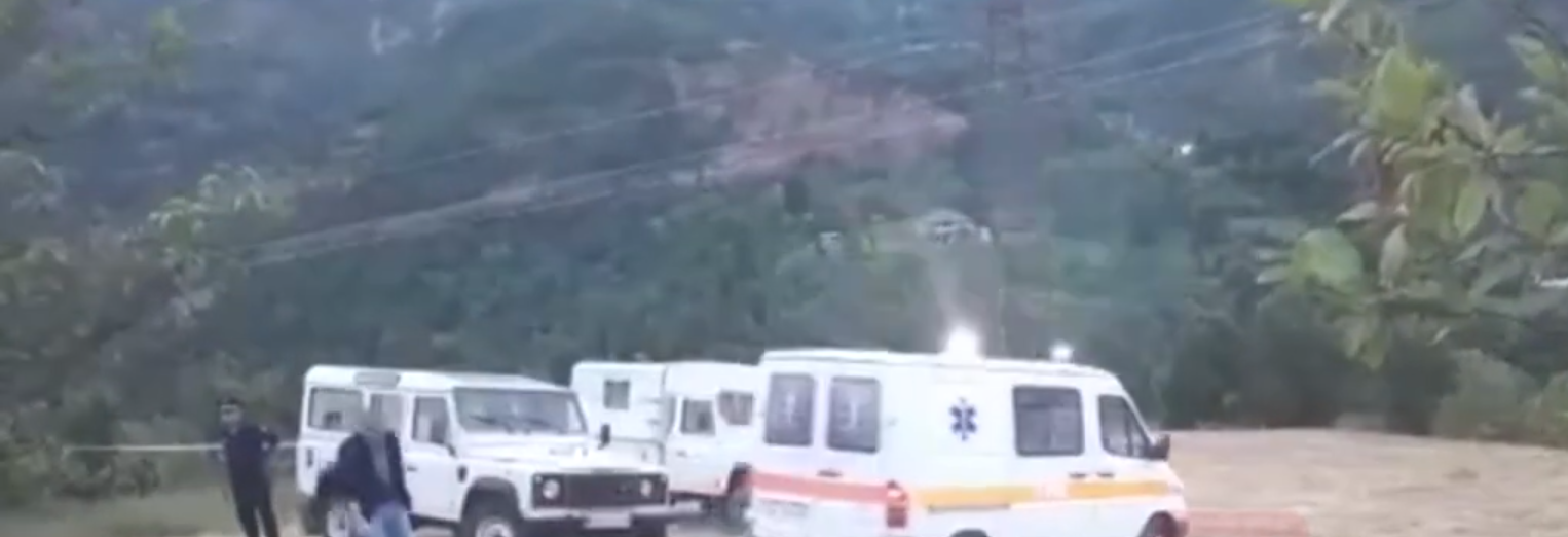 VIDEO/Ulërima rrëqethëse nga shtëpia ku ndodhi krimi makabër në Librazhd, si e gjetën babain e vetëvarur në pemë dhe mamanë e ekzekutuar me sëpatë