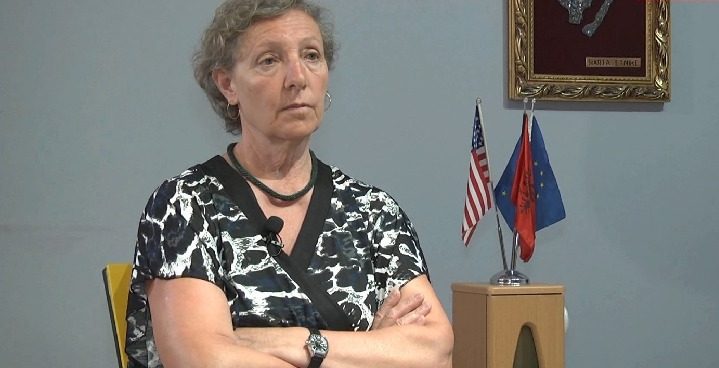 Tradhtia kombëtare e Berishës/ Aishe Haklaj: Ai hapi depot e armëve në 1997-n dhe furnizoi Serbinë