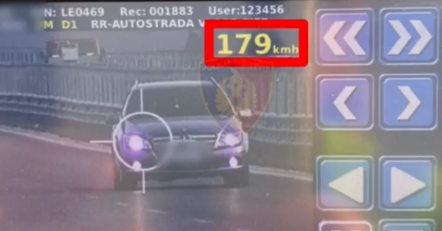 (VIDEO) Ecte me shpejtësi të frikshme, nga plazhi drejt Fierit/ Shoferi e pëson keq nga policia