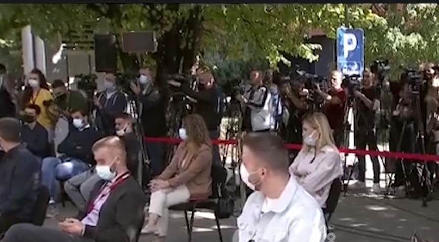 VIDEO/Gazetarja ‘thumbon’ Edi Ramën: A po e kuptoni vëllanë e vogël tani që po e kërcënon Serbia?
