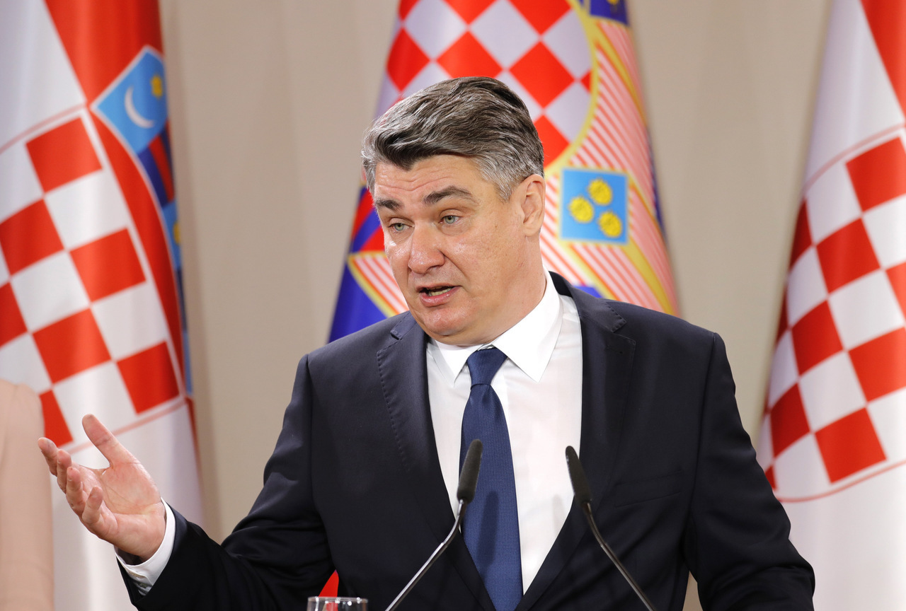 Tensionet në veri të Kosovës/Presidenti kroat: Beogradi leh kot