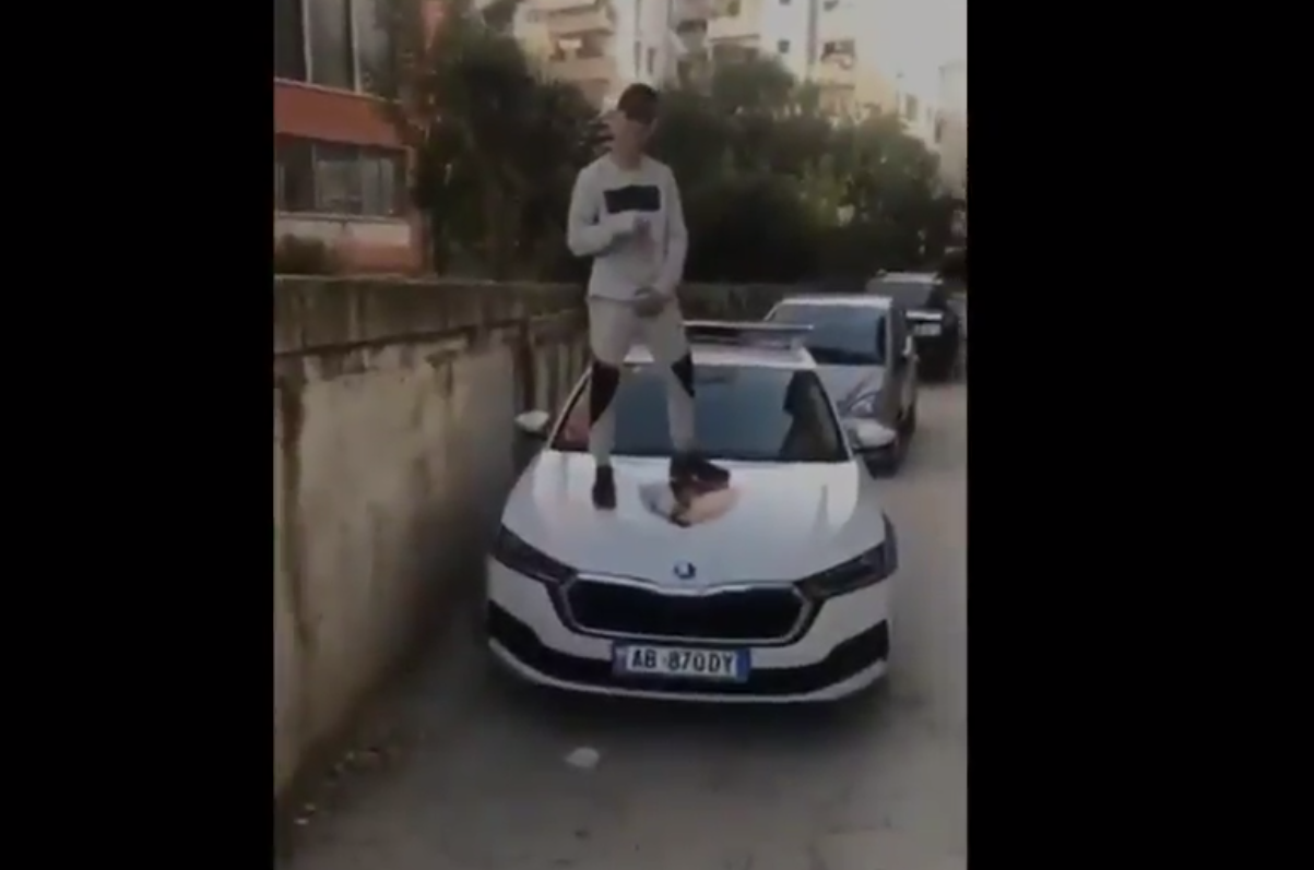 VIDEO/“Fuck shtetin, kur plot e ki xhepin”. Të rinjtë hipin mbi makinën e policisë dhe filmojnë veten: Ups, e theva…