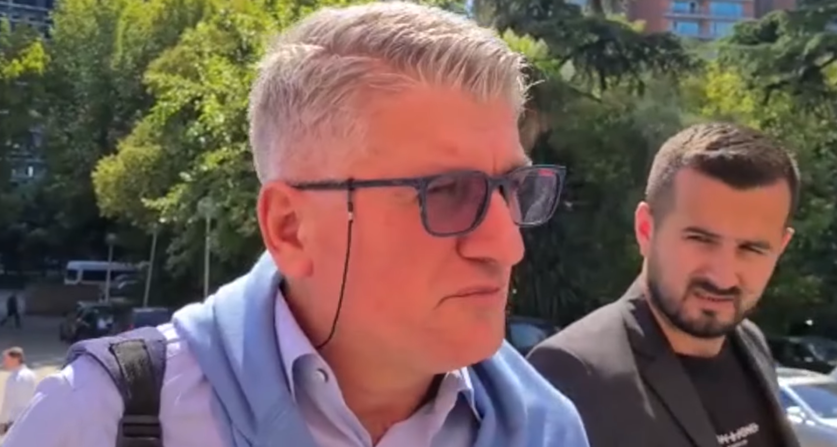 VIDEO/Profesori i Lulzim Bashës sillet me arrogancë dhe ofendon gazetarët: Më more leje për intervistën?