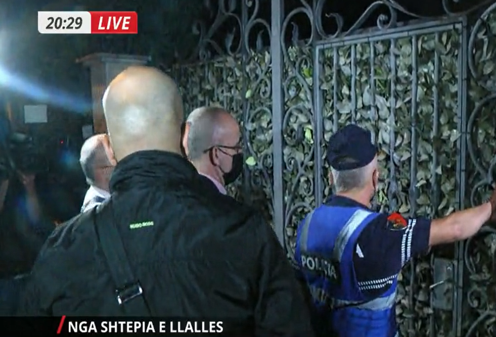 Pas urdhrit të SPAK për ta arrestuar, Policia shkon në shtëpinë e Adriatik Llallës dhe i bien ziles
