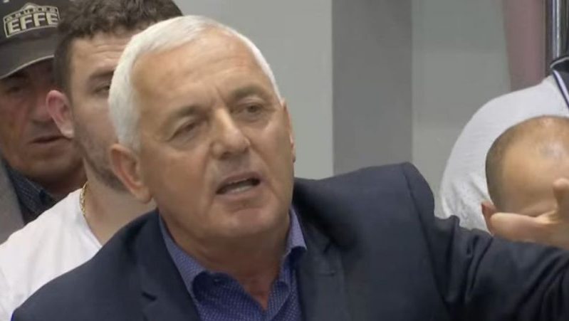 “Do bërtas ‘Basha ik’”/ Demokrati bën 70 km për t’i thënë 2 fjalë Berishës, ish-kreu i PD-së: Ju kërkoj ndjesë që kam mbështetur një besëprerë