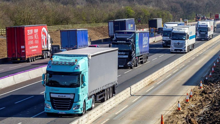 “Ata nuk janë kriminelë, duan vetëm…”/Kriza e karburantit në Angli, mbi 100 mijë shqiptarë janë gati të punojnë edhe falas si shoferë
