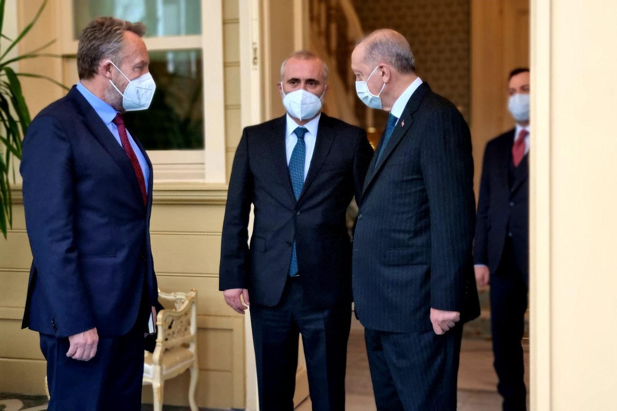 VIDEO/Erdogan shfaq sërish probleme shëndetësore, gati sa nuk bie përtokë