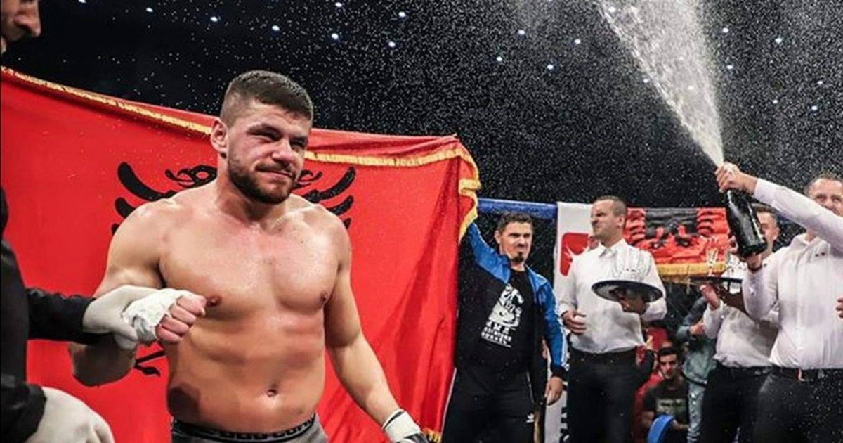 (VIDEO) Triumfon Florian Marku/Boksieri shqiptar mposht francezin para mijërave shqiptarëve