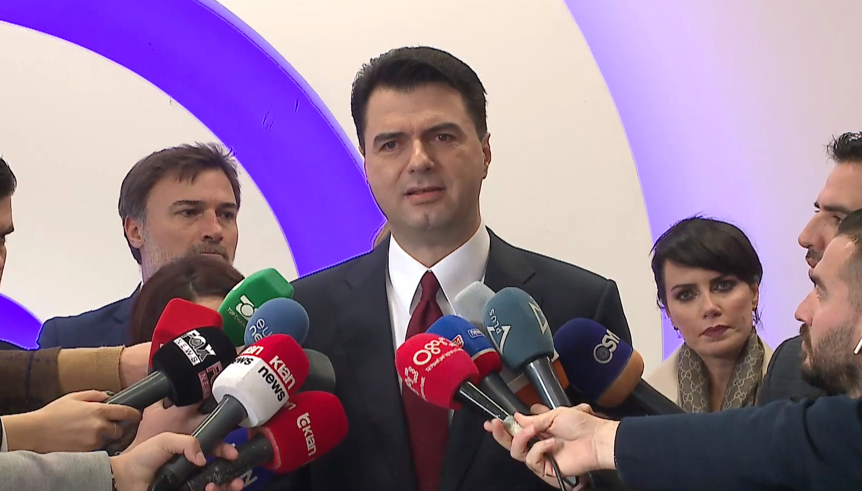 (VIDEO) Berisha “non grata”/Basha e pranon: E diskutuam me Escobarin, do nxjerrim jashtë politikanët e korruptuar