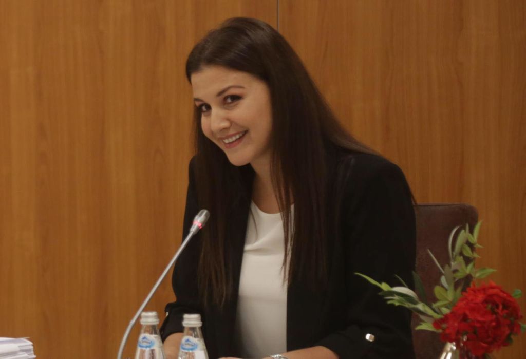 VIDEO/Floriana Garo përkëdhel Berishën te Kuvendi Kombëtar