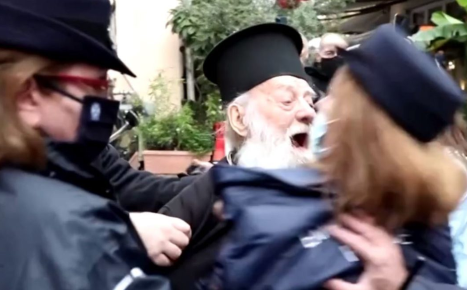 VIDEO/Plas keq në vizitën e Papës, prifti grek sulmon Atin e Shenjtë: Je heretik