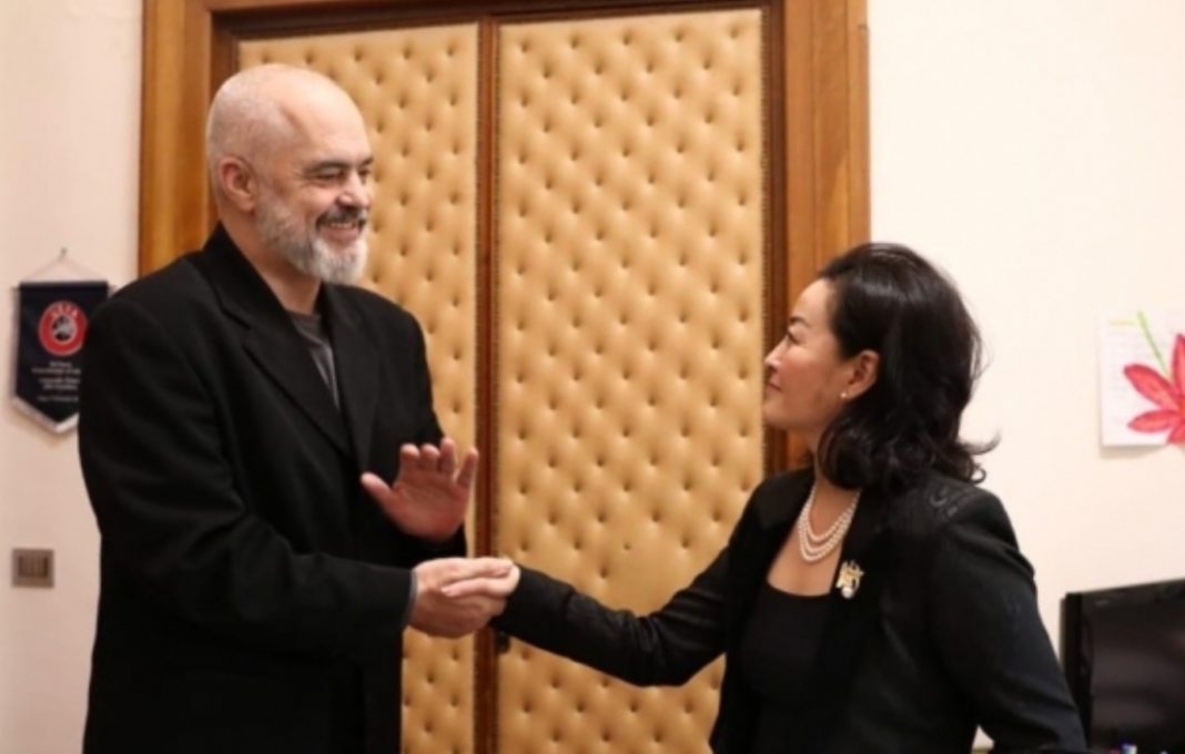 Pas takimit me Bashën/Lëvizja e papritur e kryeministrit Rama, mbledh ambasadorët në Elbasan, e pranishme edhe Yuri Kim