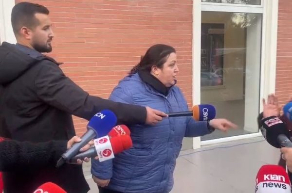 ‘Ik moj mashtruese, ordinere!’, militantja largon nga selia Evi Kokalarin