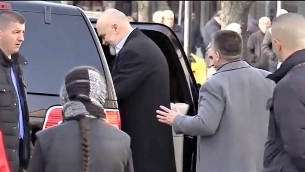 Rama tregon arsyen se përse nuk merr patentë: Nuk e drejtoj dot makinën sepse kam një problem që…
