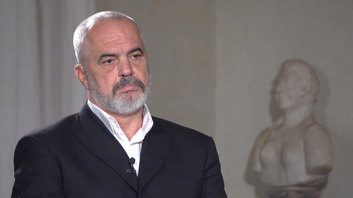 (VIDEO) Edi Rama vijon talljen me shqiptarët/ Troket derë më derë për të bindur njerëzit që të…