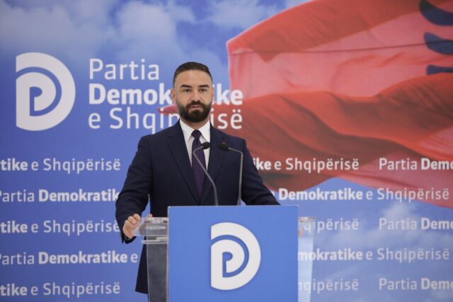 “Ju jeni ku thërret qameti”, plas debati i ashpër mes gazetarit dhe deputetit të PD-së: A do më lësh të flas apo….