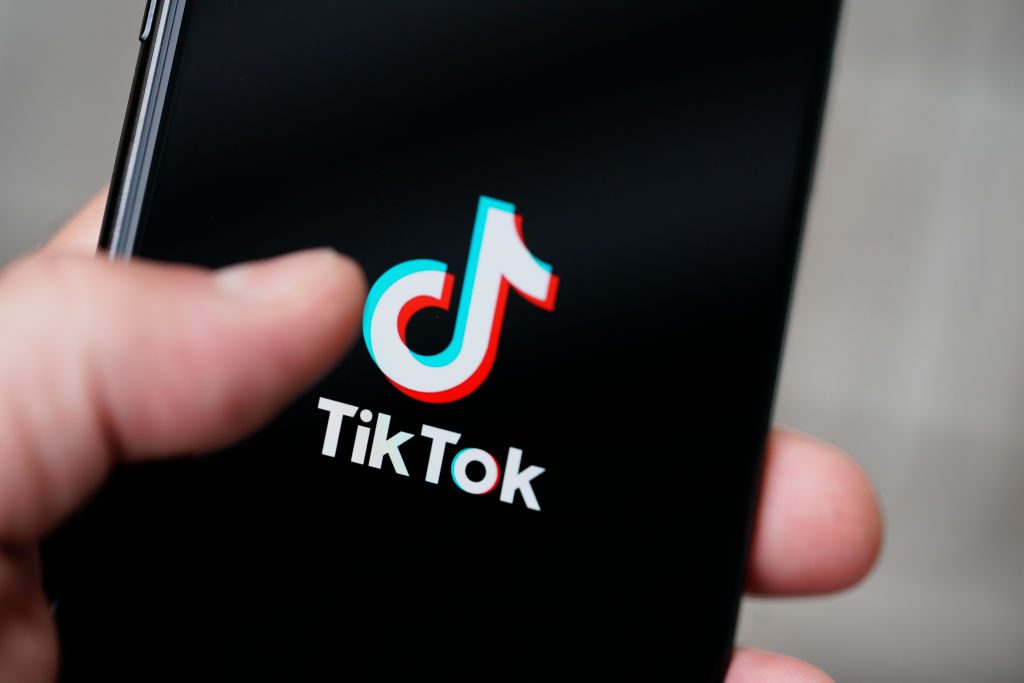 E tmerrshme ajo që i ndodh 14 vjeçares kur po bënte video në Tik-tok