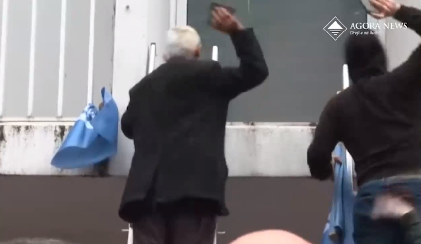(VIDEO) I hedhin gaz lotsjellës/I moshuari thyen dritaren e selisë së PD-së