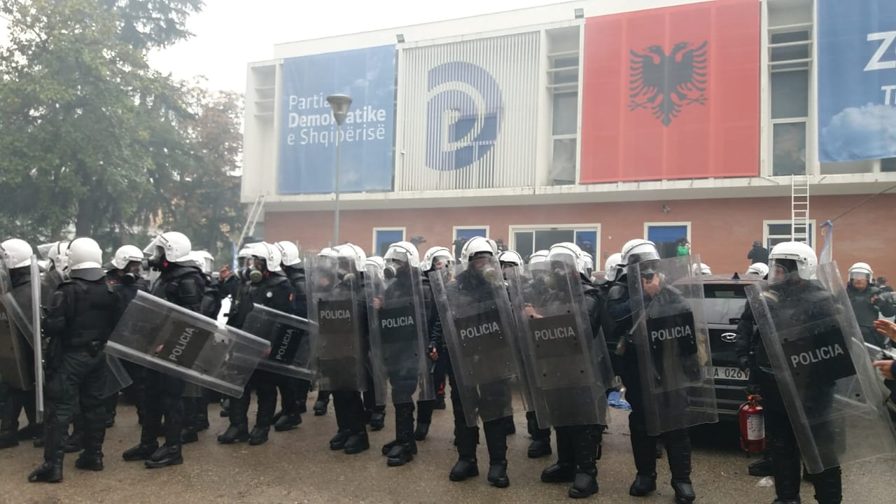 (VIDEO) Përplasja te PD-ja/Policia merr situatën nën kontroll, shpërndan protestuesit me gaz lotsjellës