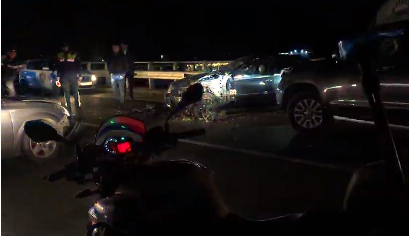 Makina përplaset kokë më kokë me motorin, një person në gjendje të rëndë