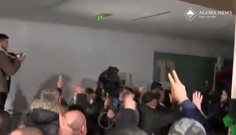 VIDEO/Militantët e Sali Berishës shqyejnë derën kryesore të selisë së PD-së