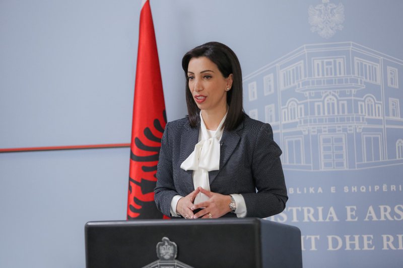 “Emërohet drejtor shkolle një i shkarkuar për korrupsion”, ministrja Kushi i përgjigjet për herë të parë akuzave të PD