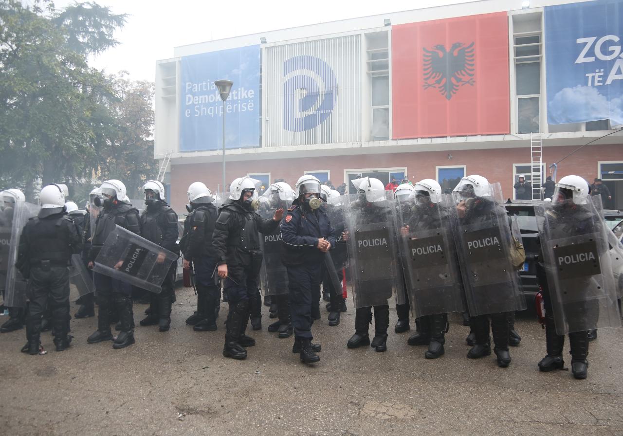 Deputeti i PD i shokuar: Sot partia vdiq, Basha u fundos përfundimisht me këtë akt
