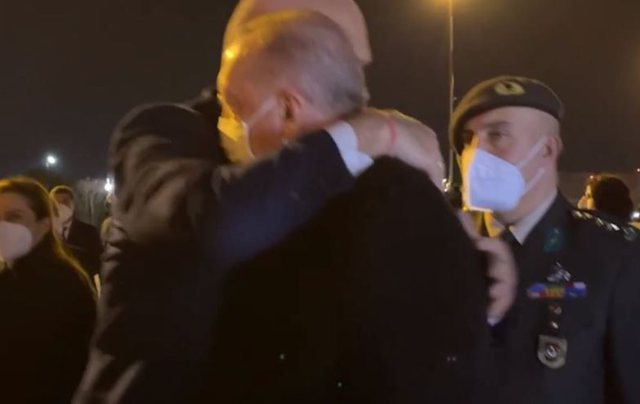 Rama përqafon Erdoganin, shihni se çfarë ka ndodhur në Rinas (VIDEO)