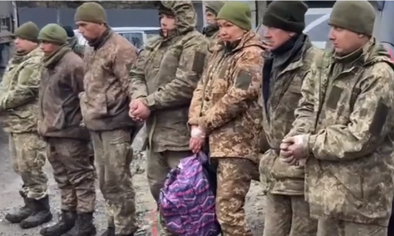 Del videoja që po thyen rrjetin: Rusia merr peng ushtarët ukrainas