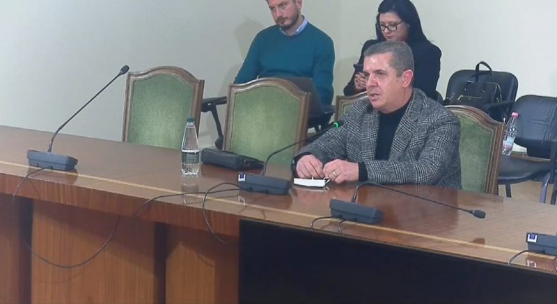 “Humor shkodran”, ja çfarë po ndodh në Komision, Bushati replikon me administratorin Myrtezan: U paguan miliona euro, por a u zhduk tymi i djegies së plehrave?