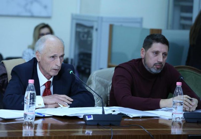 Plas keq debati! Bushati: Ik atje ku merr lekë, ndërhyn menjëherë Anila Denaj: Kontrollo fjalorin