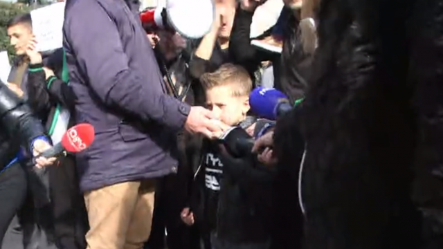 I preku të gjithë/ Vogëlushi i drejton thirrjen dëshpëruese kryeministrit: Xhaxhi Edi të lutem mos…(FOTO)