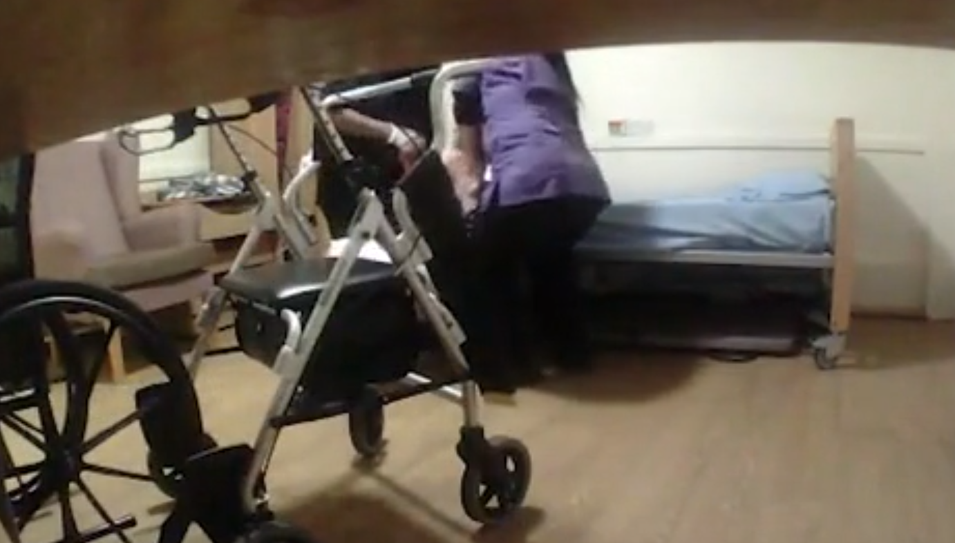 (VIDEO) Kujdes pamje të rënda/ Infermierja keqtrajton të moshuarën, kamera e fshehtë e nxjerr zbuluar