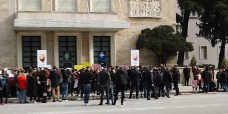 “Lexoje marrëveshjen”/ Qytetarët i zënë pritë para Kryeministrisë Ramës dhe bëjnë paralajmërimin e rëndësishëm: Protestat më tej do të jenë të dhunshme!