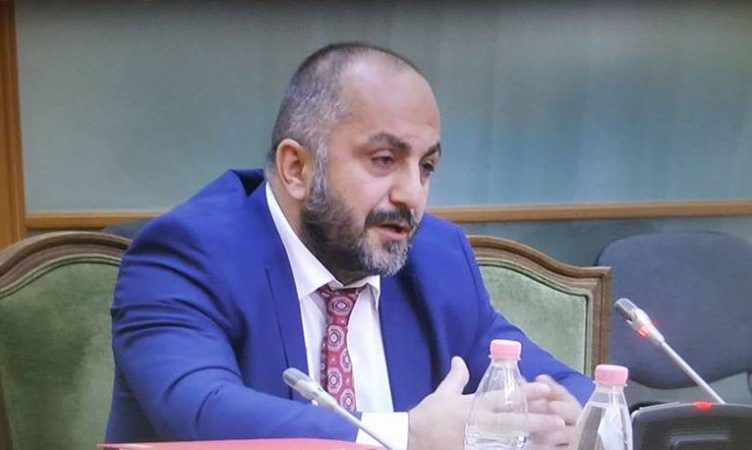 “Sa mizore është”/ Romeo Kara nxjerr foton e Metës që po bën xhiron e rrjetit: U plak e i ranë dhëmbët në majë të…