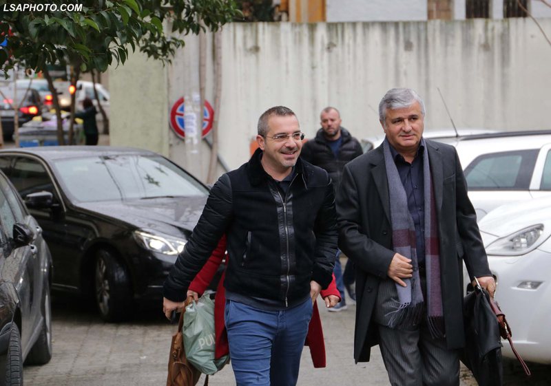 Reagimi i fortë i avokatit Maks Haxhia: Saimir Tahiri u bë kokë turku për këtë arsye