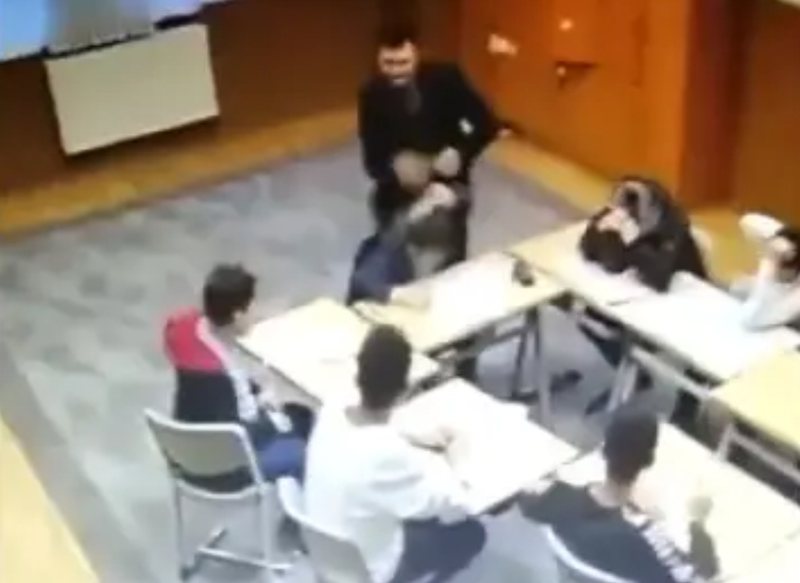 SKANDAL/ Mësuesi i pamëshirshëm godet fëmijët në kokë (VIDEO)