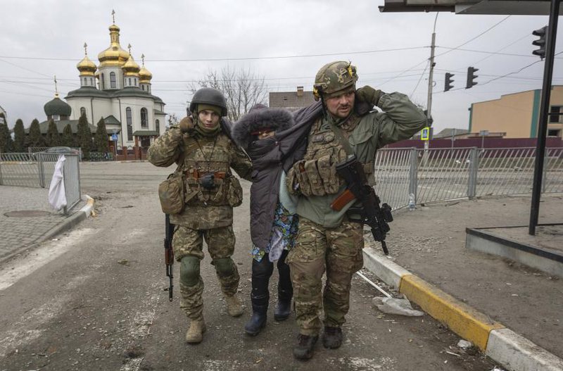 Një grua e moshuar ukrainase vret tetë ushtarë rus pa armë, vetëm duke i ofruar…
