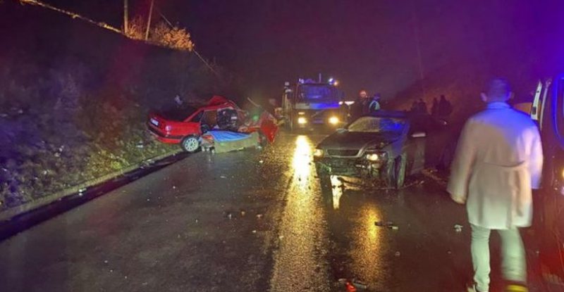 Aksident i frikshëm në Fushë-Krujë/ Makinat bëhen copë-copë, 3 persona mbesin të bllokuar dhe…