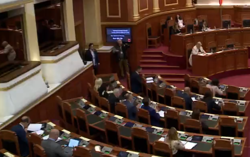 Debati i ashpër në Kuvend brenda PD-së/ Deputeti demokrat hedh akuza ndaj Alibeajt: Më keni hequr emrin nga…