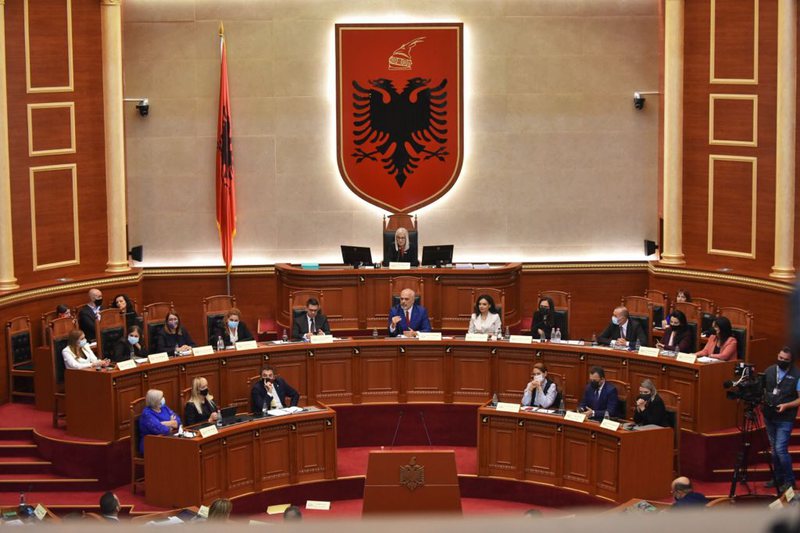 “Hani mor si miu, jo si ariu”, deputeti i PD-së e thotë troç në Kuvend: Nuk e kam për turp që Erion Braçen ta…